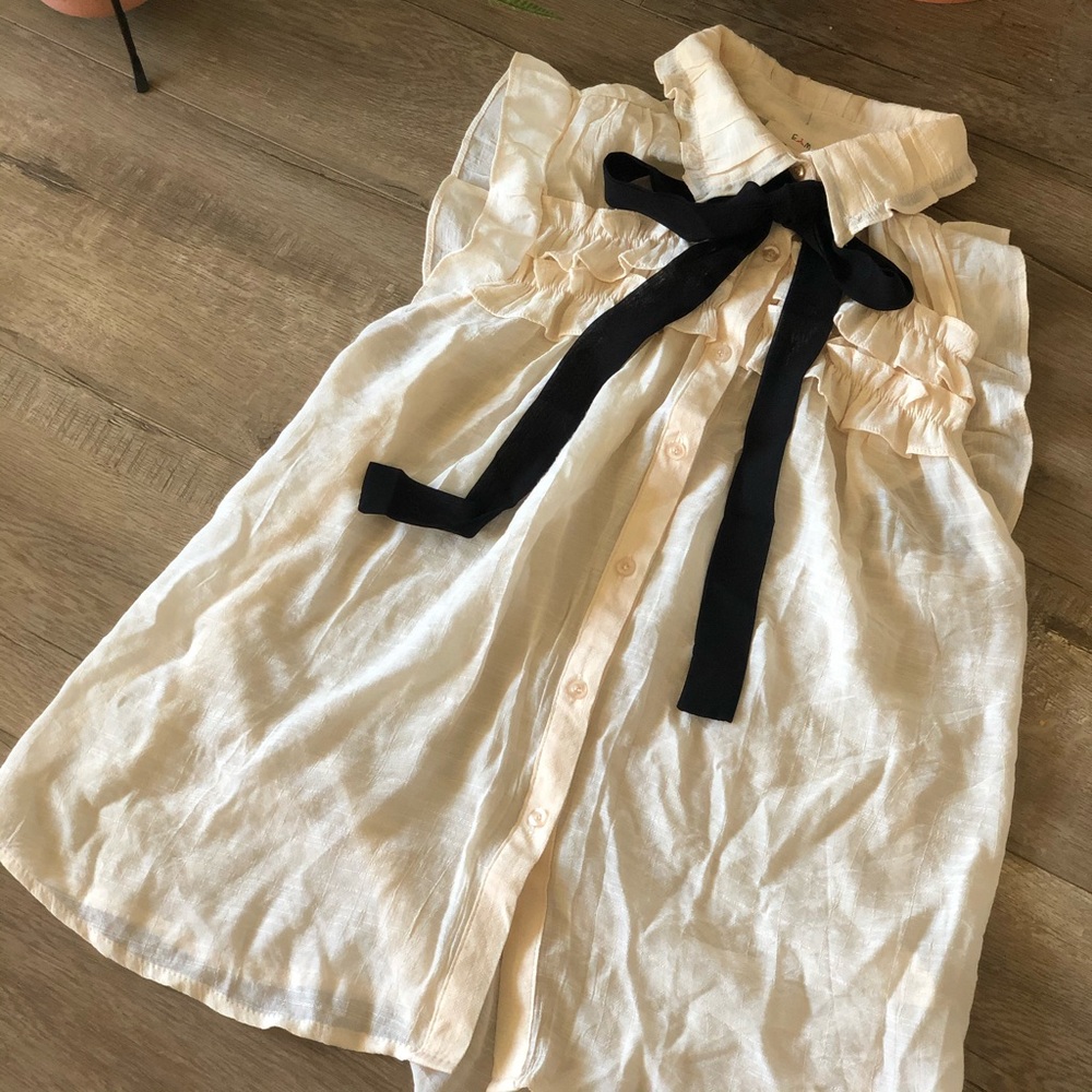 Sleeveless off white linen button down tie blouse!